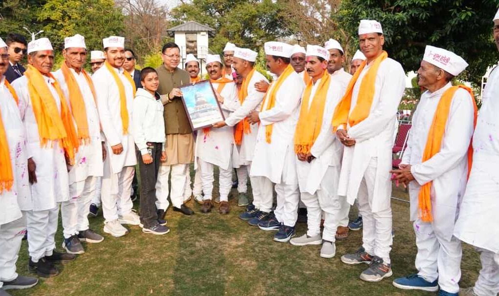 मुख्यमंत्री धामी को चम्पावत से आए होल्यारों ने दी होली की शुभकामनाएं