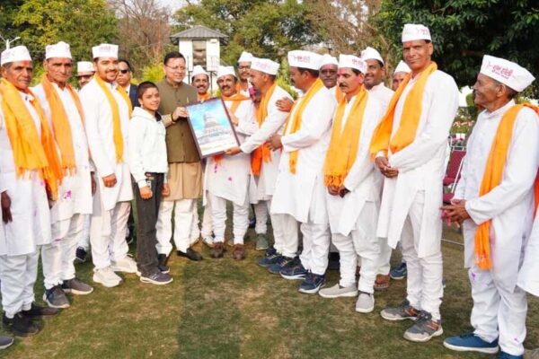 मुख्यमंत्री धामी को चम्पावत से आए होल्यारों ने दी होली की शुभकामनाएं