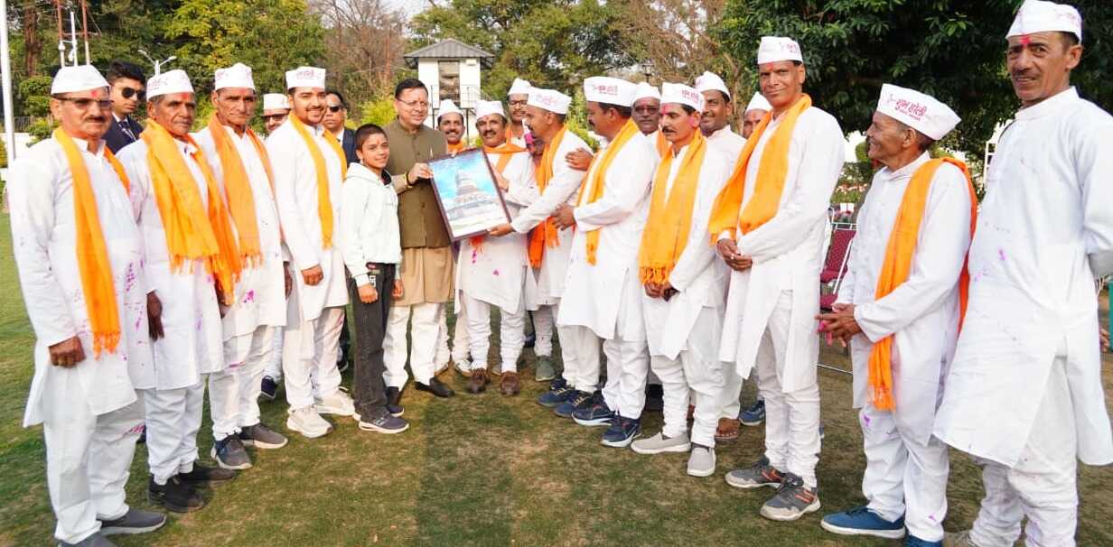 मुख्यमंत्री धामी को चम्पावत से आए होल्यारों ने दी होली की शुभकामनाएं