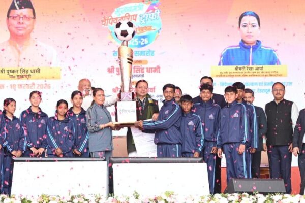 मुख्यमंत्री धामी ने देहरादून जनपद को मुख्यमंत्री चैम्पियनशिप ट्रॉफी और पांच लाख रुपये का चेक सौंपा