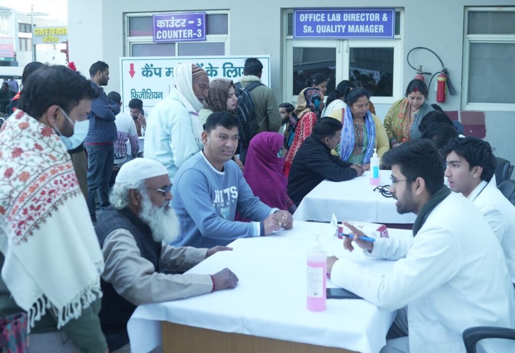 श्री महंत इन्दिरेश अस्पताल के निःशुल्क स्वास्थ्य शिविर में 5304 मरीजों ने उठाया लाभ