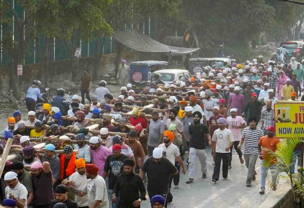 94 फीट ऊंचे नए ध्वजदण्ड को कंधों पर उठाकर श्री दरबार साहिब पहुंची संगतें