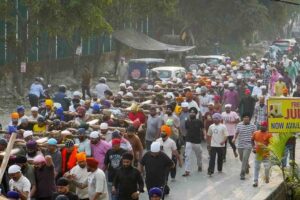 94 फीट ऊंचे नए ध्वजदण्ड को कंधों पर उठाकर श्री दरबार साहिब पहुंची संगतें