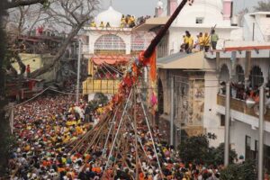 श्री दरबार साहिब में आस्था का महासागर श्री झण्डे जी पर झुके लाखों शीश