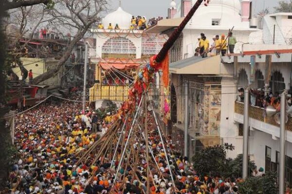 श्री दरबार साहिब में आस्था का महासागर श्री झण्डे जी पर झुके लाखों शीश