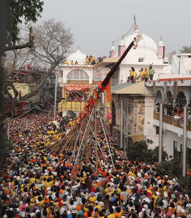 श्री दरबार साहिब में आस्था का महासागर श्री झण्डे जी पर झुके लाखों शीश