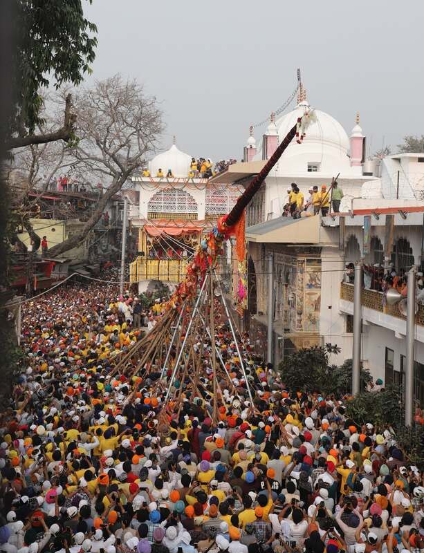श्री दरबार साहिब में आस्था का महासागर श्री झण्डे जी पर झुके लाखों शीश