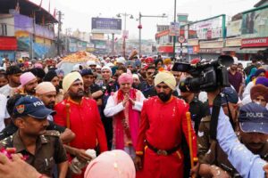 पुष्प वर्षा के साथ नगर परिक्रमा में गूंजे श्री गुरु राम राय जी महाराज के जयकारे