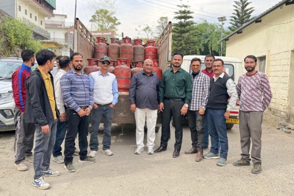 गैस की कालाबाजारी में 2 गिरफ्तार, 19 गैस सिलेंडर जब्त