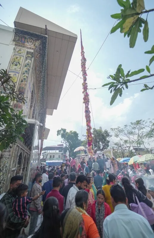 श्री झण्डे जी पर दर्शन मनौतियों के लिए अब लगा दूनवासियों का तांता