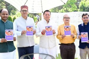मुख्यमंत्री ने किया ‘‘उत्तराखंड की मिट्टी से-नायक से जन नायक पुष्कर सिंह धामी’’ पंचाग टेबल कैलेंडर का विमोचन।