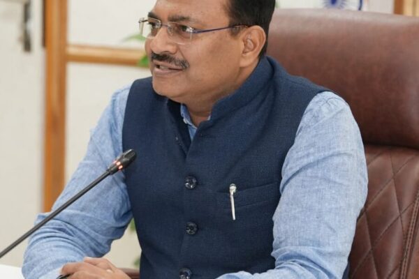 गैस, ईंधन और जरुरी वस्तुओं की कोई कमी नहीं, पैनिक न करें: मुख्य सचिव