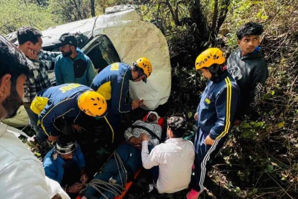 नैनीताल में कार खाई में गिरी, दो व्यक्तियों की मौत