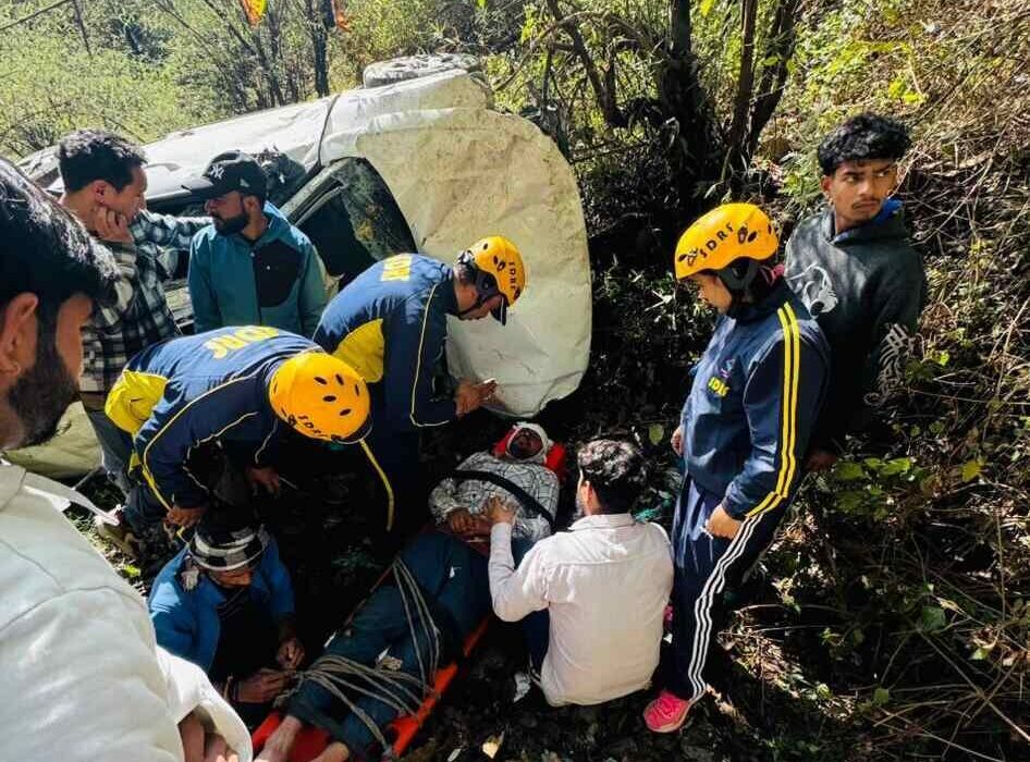 नैनीताल में कार खाई में गिरी, दो व्यक्तियों की मौत