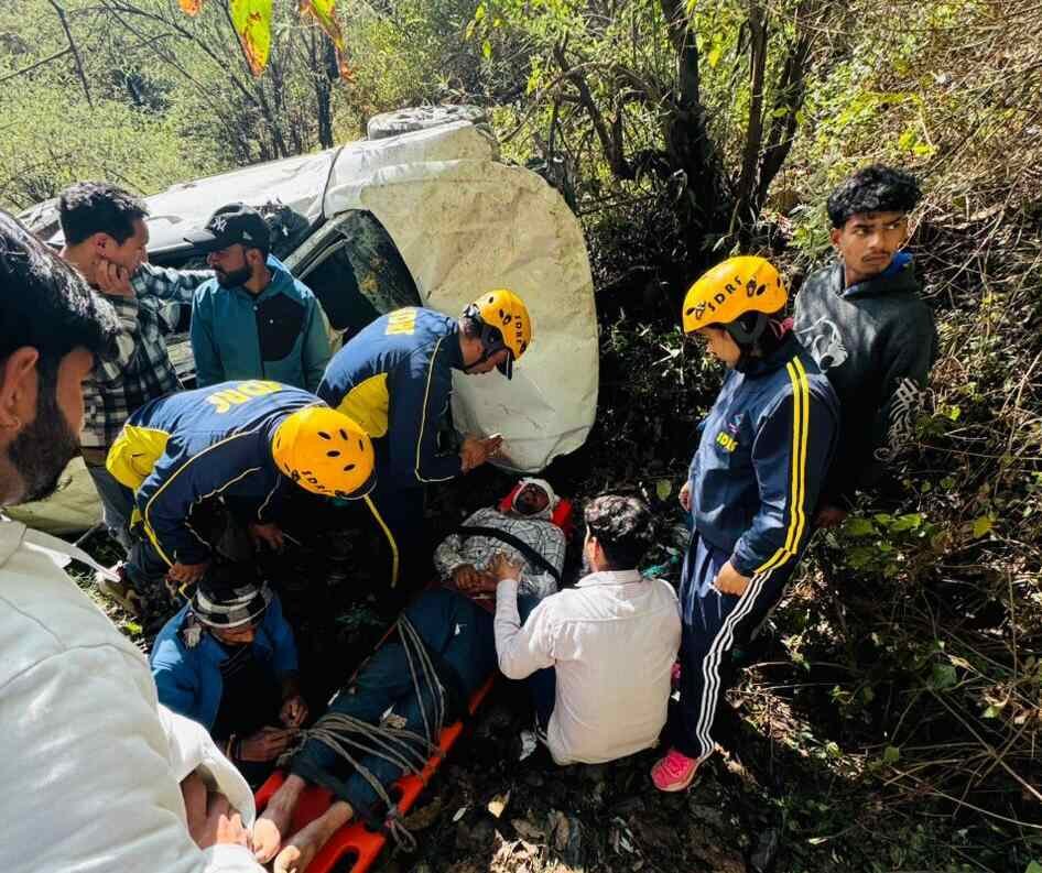 नैनीताल में कार खाई में गिरी, दो व्यक्तियों की मौत