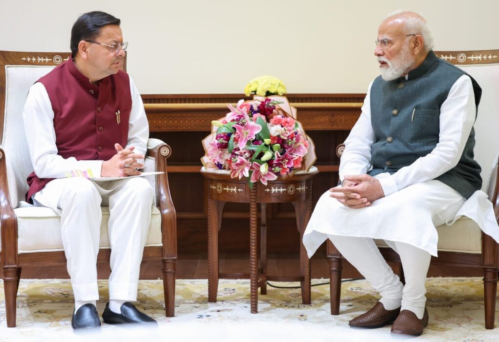 प्रधानमंत्री नरेंद्र मोदी से मिले सीएम धामी, उत्तराखंड आगमन का दिया निमंत्रण