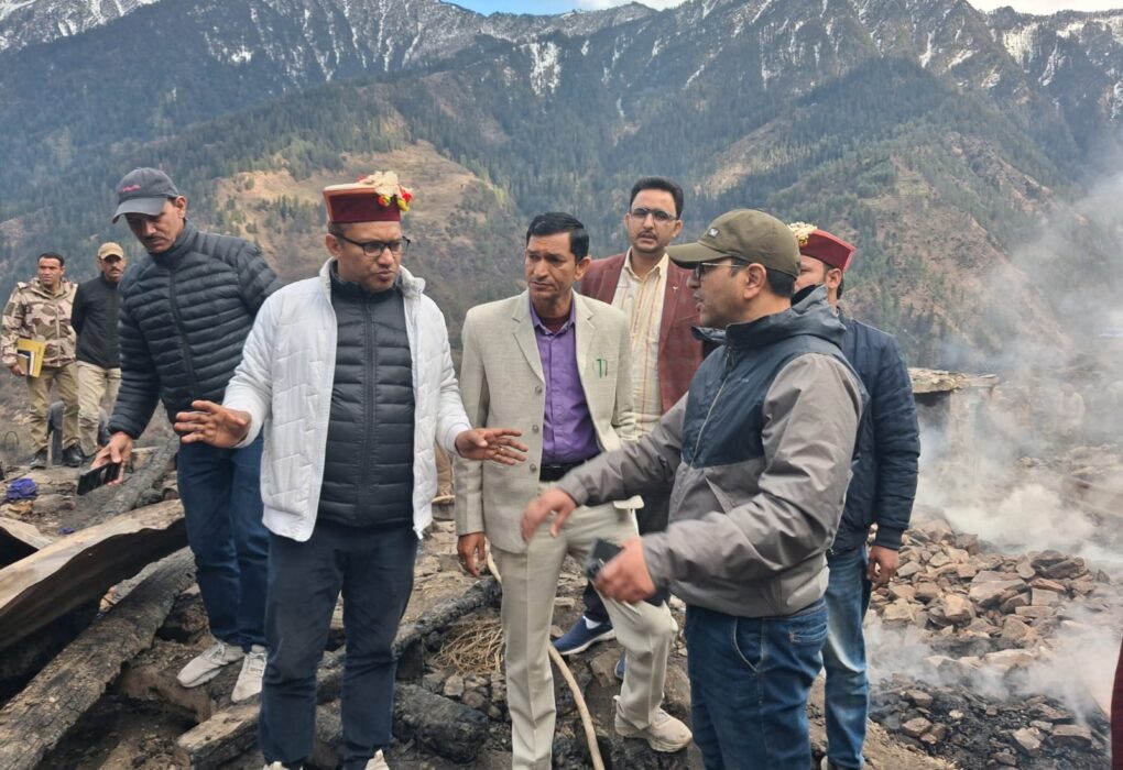 फिताड़ी अग्निकांड: प्रभावितों के बीच पहुंचे विधायक और जिलाधिकारी