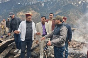 फिताड़ी अग्निकांड: प्रभावितों के बीच पहुंचे विधायक और जिलाधिकारी