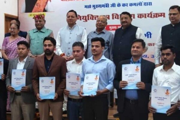 मुख्यमंत्री ने 63 सफाई निरीक्षकों को प्रदान किए नियुक्ति पत्र