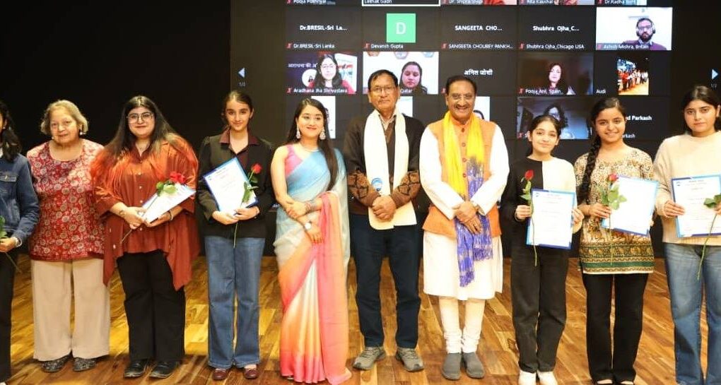 विश्व के बाल लेखकों का लेखक गाँव में सम्मान