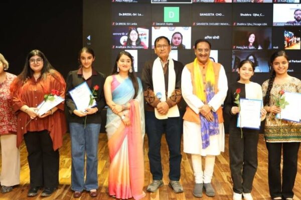 विश्व के बाल लेखकों का लेखक गाँव में सम्मान