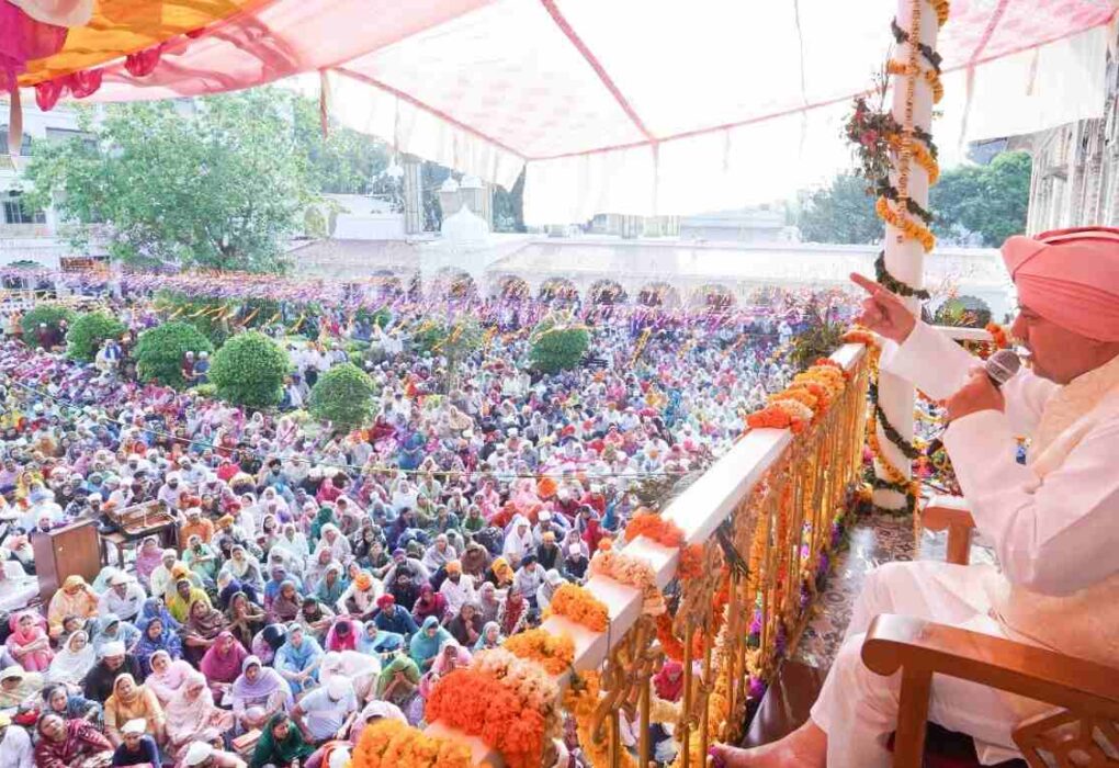 श्री दरबार साहिब और श्री झण्डा साहिब में चला दर्शनों-मनौतियों का क्रम