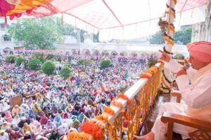 श्री दरबार साहिब और श्री झण्डा साहिब में चला दर्शनों-मनौतियों का क्रम