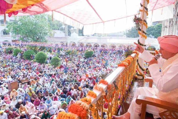 श्री दरबार साहिब और श्री झण्डा साहिब में चला दर्शनों-मनौतियों का क्रम