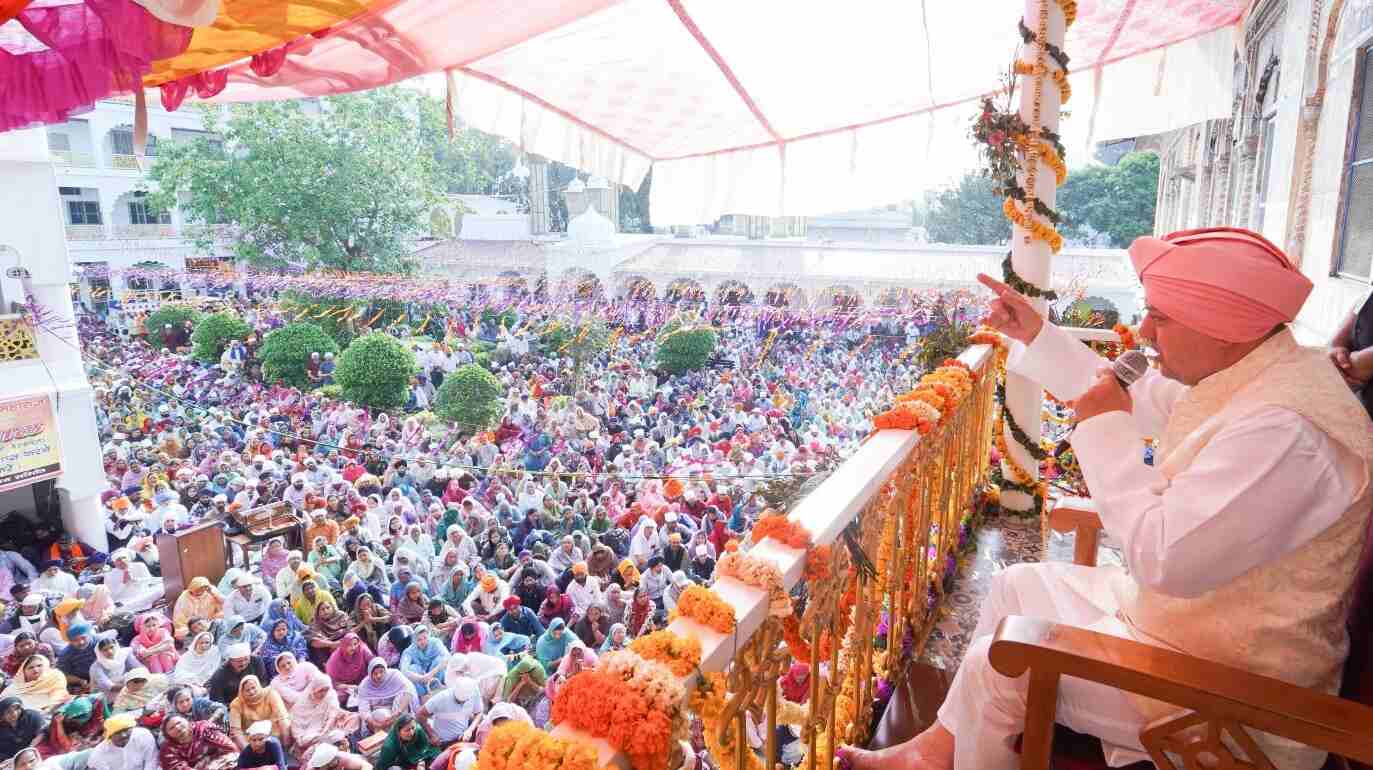 श्री दरबार साहिब और श्री झण्डा साहिब में चला दर्शनों-मनौतियों का क्रम