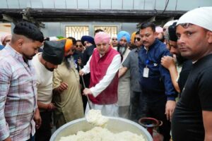 श्रीमहंत देवेन्द्र दास जी महाराज ने संगत के साथ दी लंगर सेवा