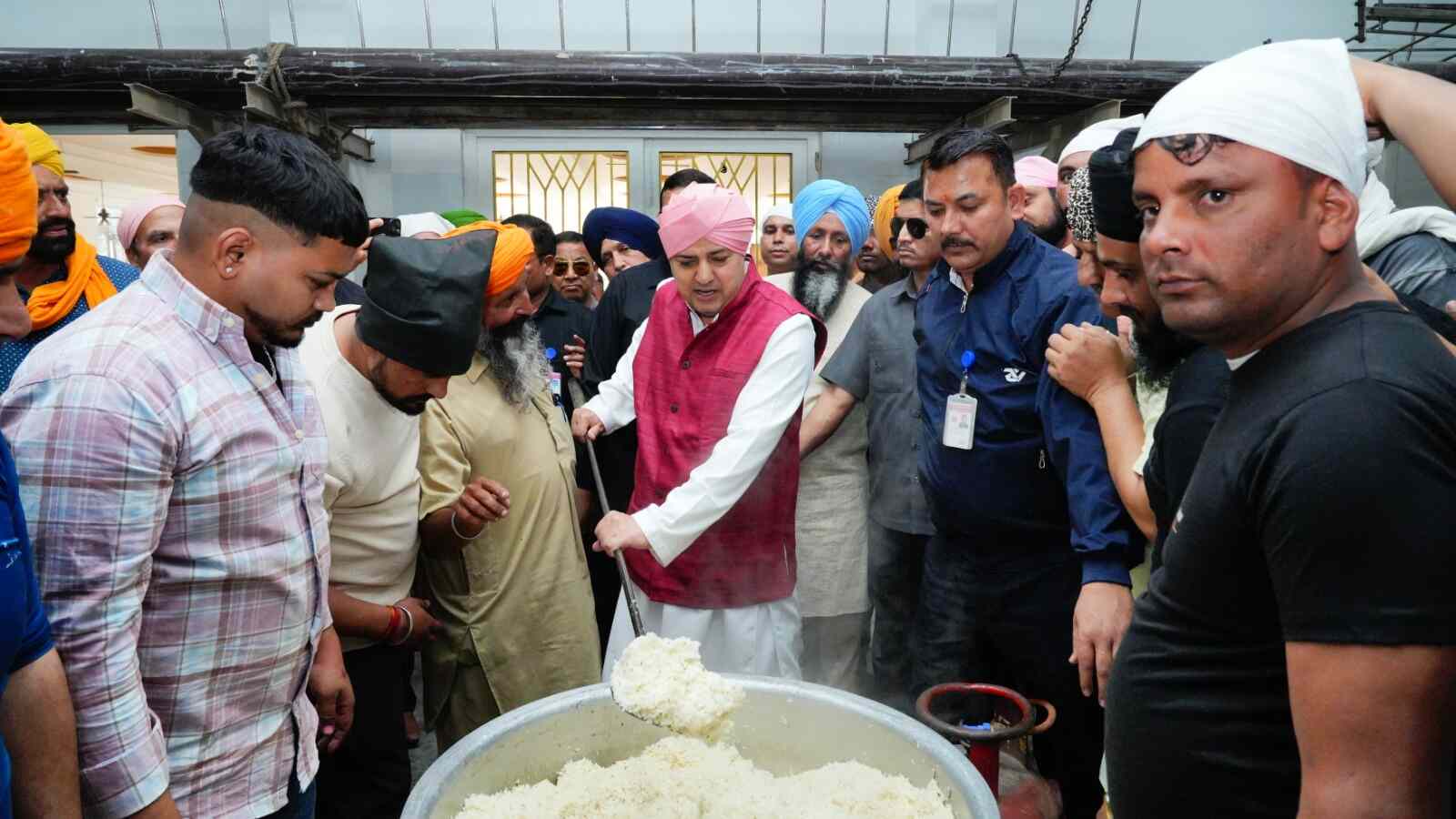 श्रीमहंत देवेन्द्र दास जी महाराज ने संगत के साथ दी लंगर सेवा