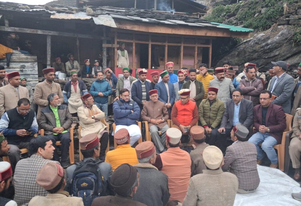 फ़िताड़ी अग्निकांड पीड़ितों का कैबिनेट मंत्री सौरभ बहुगुणा ने जाना हाल