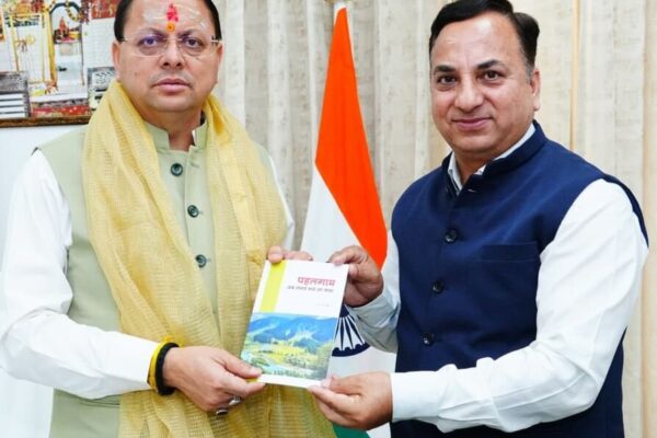 संयुक्त निदेशक के एस चौहान ने मुख्यमंत्री को भेंट की अपनी पुस्तक