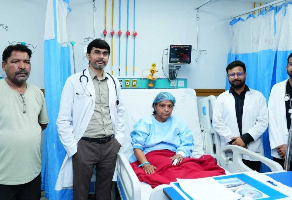 श्री महंत इन्दिरेश अस्प्ताल में बिना सर्जरी घुटने के दर्द का सफल उपचार