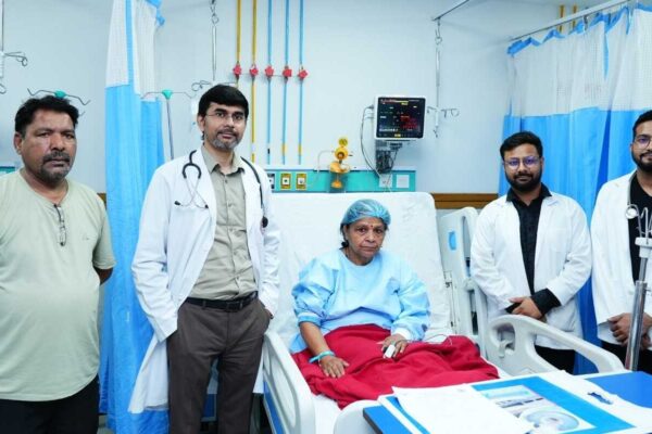 श्री महंत इन्दिरेश अस्प्ताल में बिना सर्जरी घुटने के दर्द का सफल उपचार