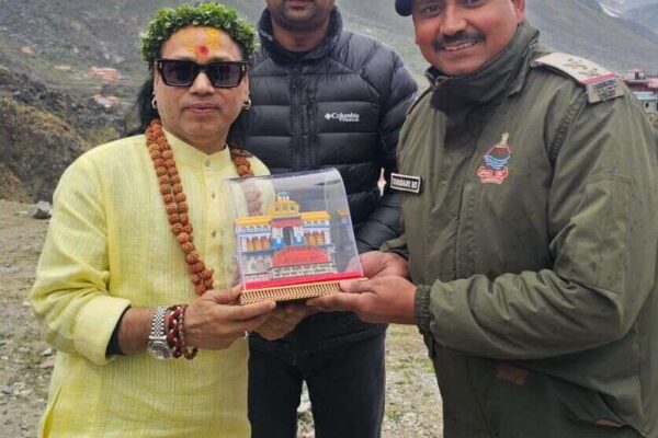 बद्रीनाथ धाम पहुंचे कैलाश खेर,  पूजा-अर्चना कर आशीर्वाद लिया