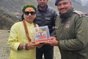 विश्व प्रसिद्व सूफी गायक कैलाश खेर बद्रीनाथ धाम पहुंचे, पूजा-अर्चना कर आशीर्वाद लिया