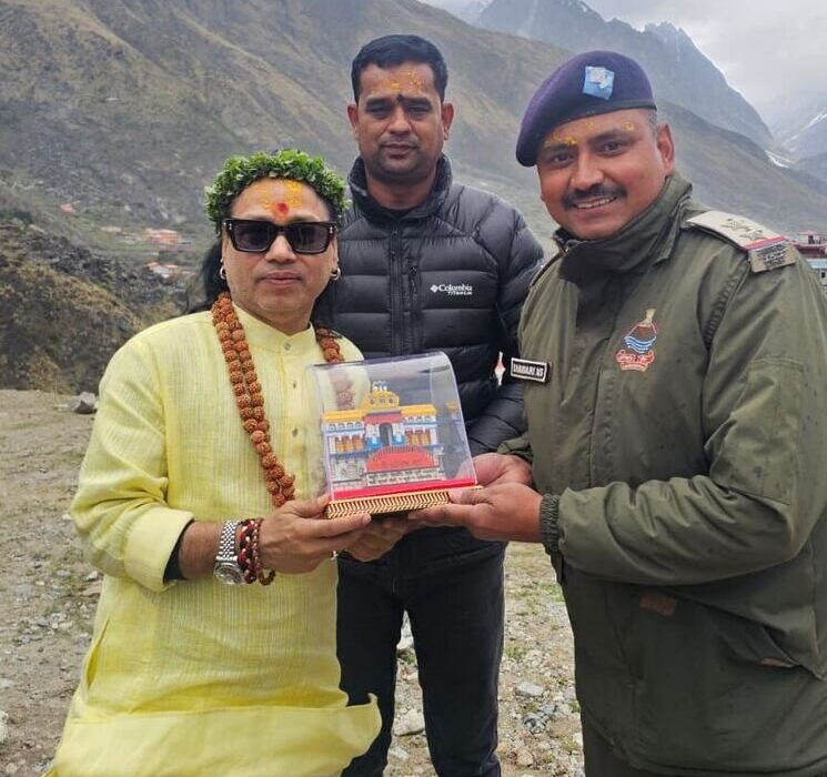 विश्व प्रसिद्व सूफी गायक कैलाश खेर बद्रीनाथ धाम पहुंचे, पूजा-अर्चना कर आशीर्वाद लिया