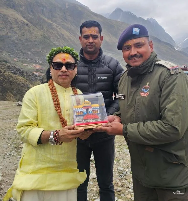 विश्व प्रसिद्व सूफी गायक कैलाश खेर बद्रीनाथ धाम पहुंचे, पूजा-अर्चना कर आशीर्वाद लिया