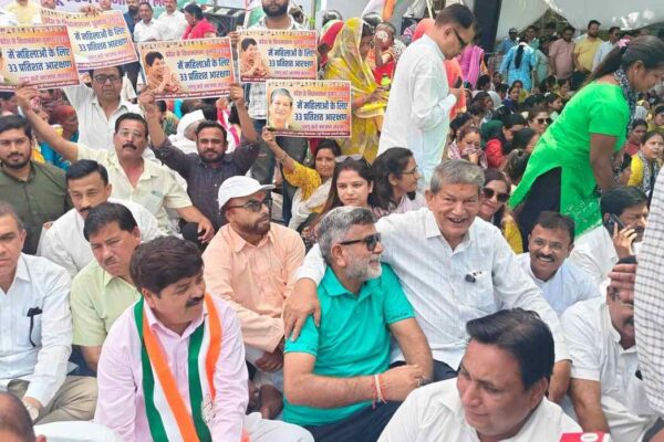 कांग्रेस का विधानसभा के बाहर धरना, महिलाओं को 33 प्रतिशत आरक्षण देने की मांग