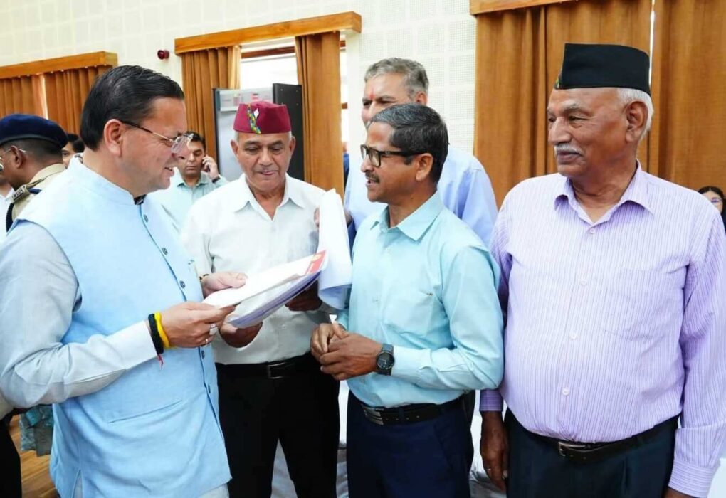 मुख्यमंत्री धामी ने प्रदेशभर से आए लोगों की समस्याएं सुनीं, कई प्रकरणों का मौके पर ही समाधान