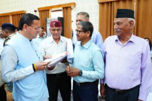 मुख्यमंत्री धामी ने प्रदेशभर से आए लोगों की समस्याएं सुनीं, कई प्रकरणों का मौके पर ही समाधान