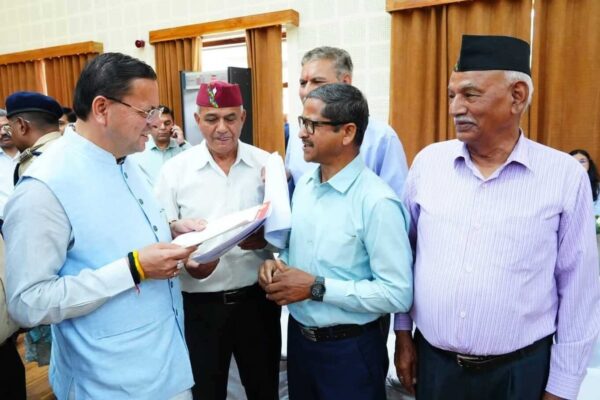 मुख्यमंत्री धामी ने प्रदेशभर से आए लोगों की समस्याएं सुनीं, कई प्रकरणों का मौके पर ही समाधान