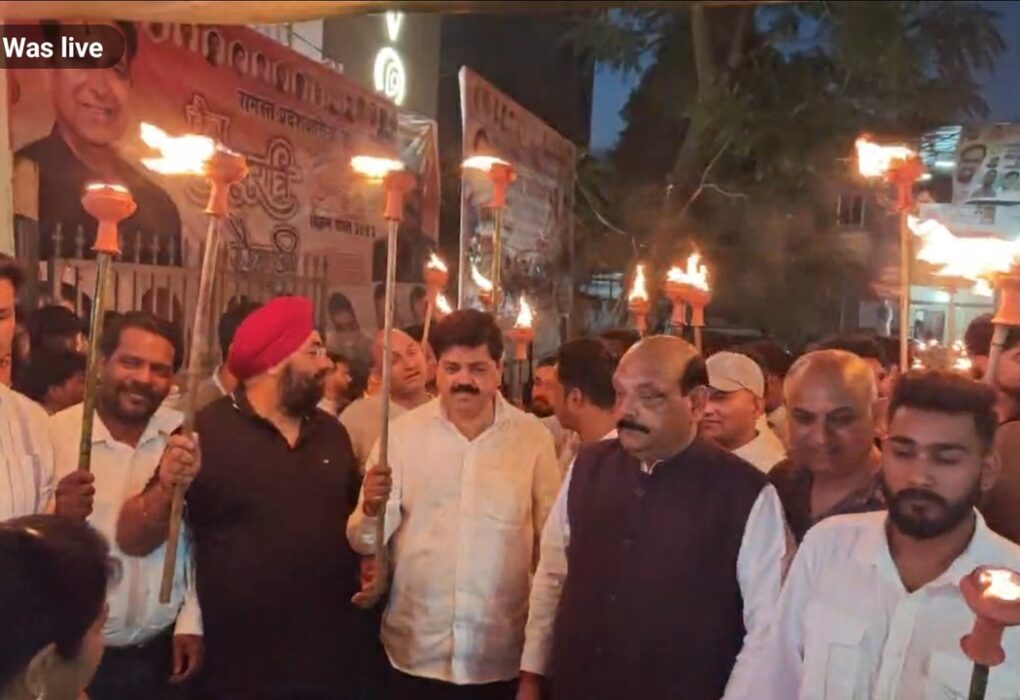 युवा कांग्रेस ने राजधानी देहरादून में कानून व्यवस्था पर उठाए सवाल, पुलिस मुख्यालय तक निकाला मशाल जुलूस