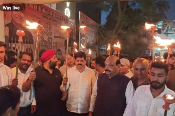 युवा कांग्रेस ने राजधानी देहरादून में कानून व्यवस्था पर उठाए सवाल, पुलिस मुख्यालय तक निकाला मशाल जुलूस