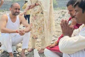 पूर्व केंद्रीय मंत्री रीता बहुगुणा जोशी के पति पूरन चंद्र जोशी की अस्थियां अलकनंदा में विसर्जित