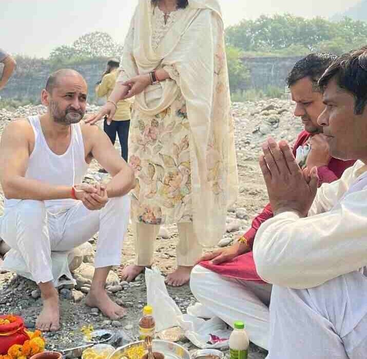 पूर्व केंद्रीय मंत्री रीता बहुगुणा जोशी के पति पूरन चंद्र जोशी की अस्थियां अलकनंदा में विसर्जित