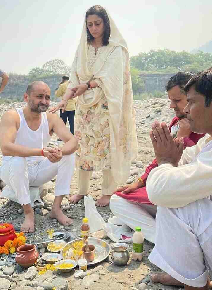 पूर्व केंद्रीय मंत्री रीता बहुगुणा जोशी के पति पूरन चंद्र जोशी की अस्थियां अलकनंदा में विसर्जित