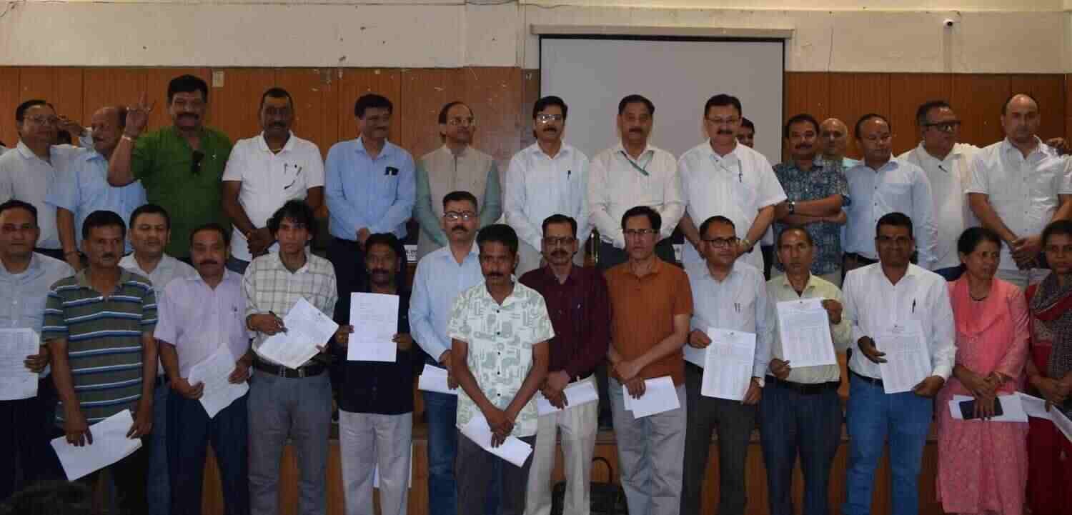 गढ़वाल विश्वविद्यालय में 35 कर्मचारियों को मिली स्थायी नियुक्ति
