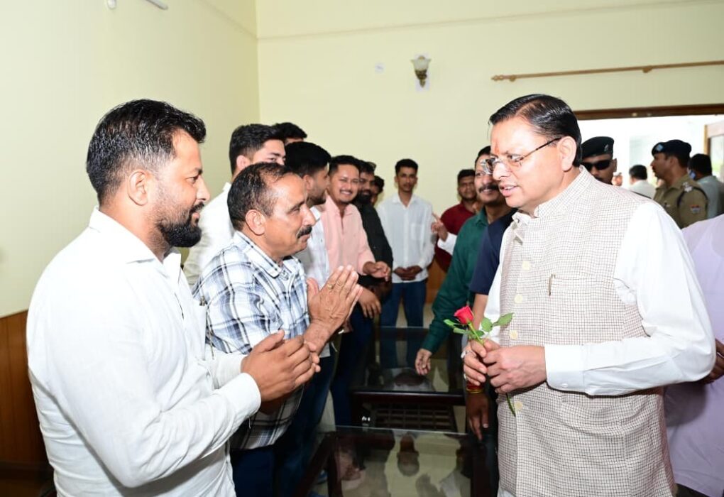 मुख्यमंत्री धामी ने काठगोदाम में जनता और जनप्रतिनिधियों से मुलाकात कर सुनीं समस्याएं
